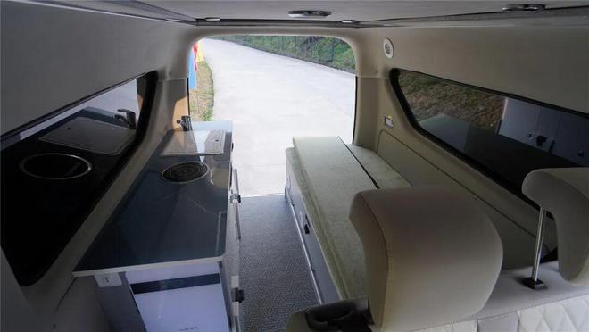 月28亮相成都房车展小身材大空间新葡京几万元的两层钓鱼神车11(图3)